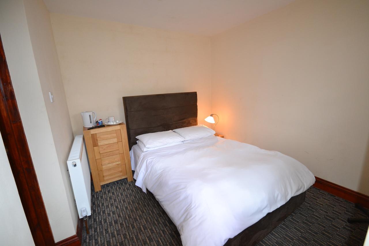 Airport Guest House สลาว ภายนอก รูปภาพ