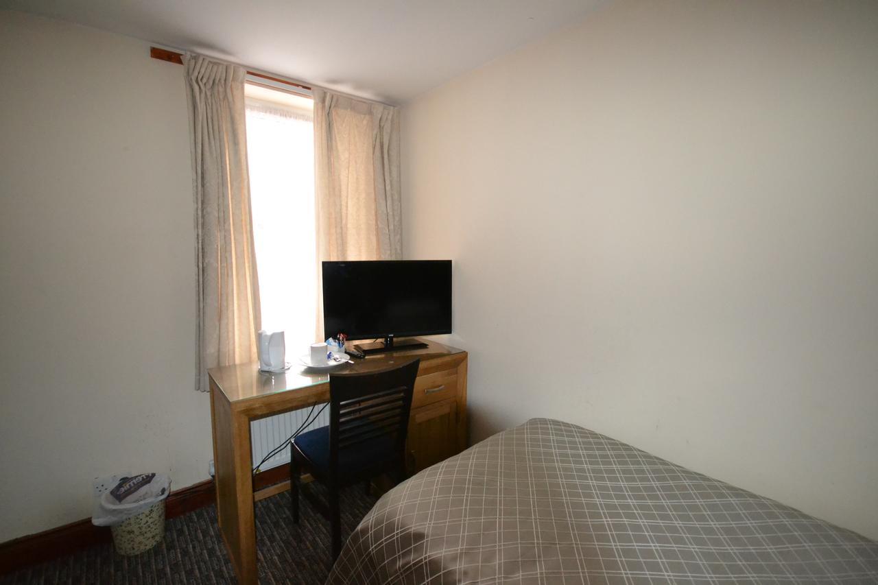 Airport Guest House สลาว ภายนอก รูปภาพ