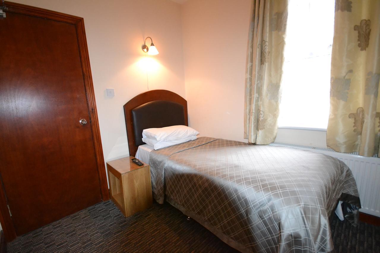 Airport Guest House สลาว ภายนอก รูปภาพ