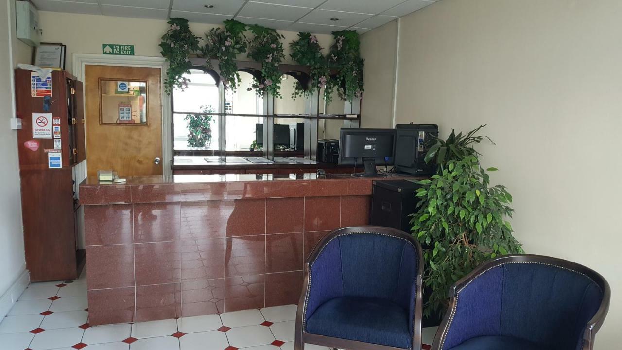 Airport Guest House สลาว ภายนอก รูปภาพ
