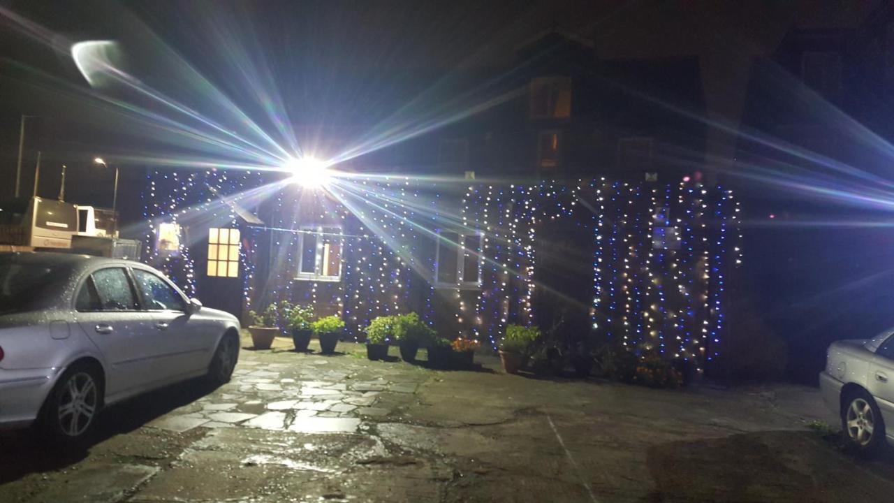 Airport Guest House สลาว ภายนอก รูปภาพ